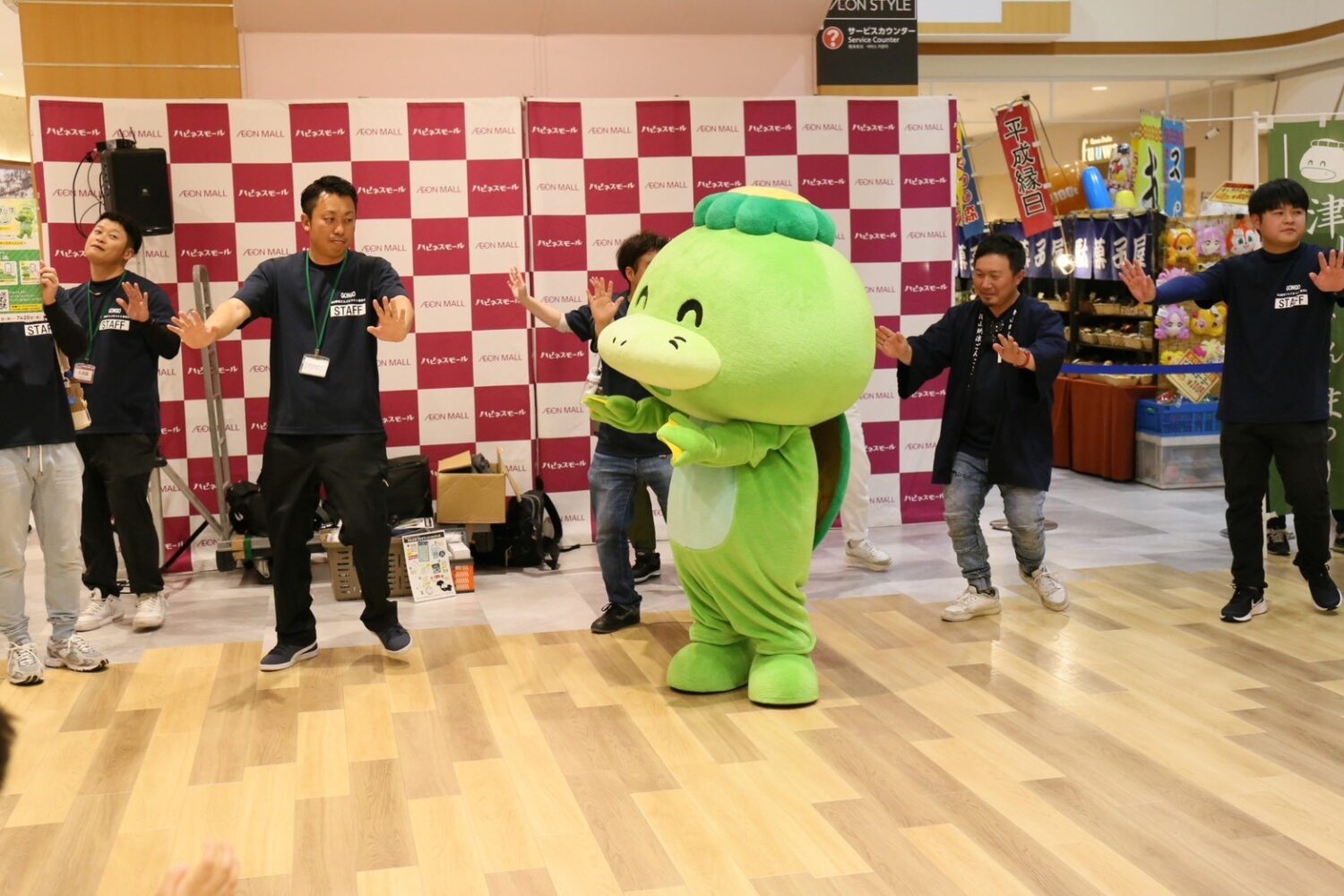 イオンモール津山でごんごまつりのPR活動を行ったごん!